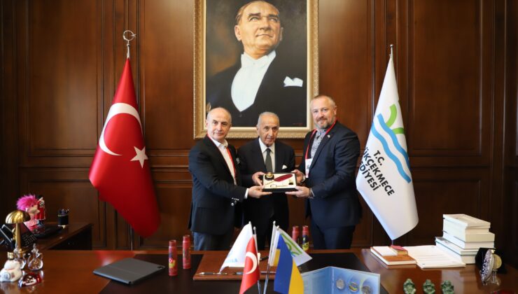 Ukraynalı çocuklar savaşta kullanılan mermi kovanları ile tüm dünyaya barış mesajı verdi