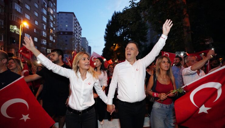 Beylikdüzü’nde 30 Ağustos coşkusu Zeynep Bastık’la yaşandı