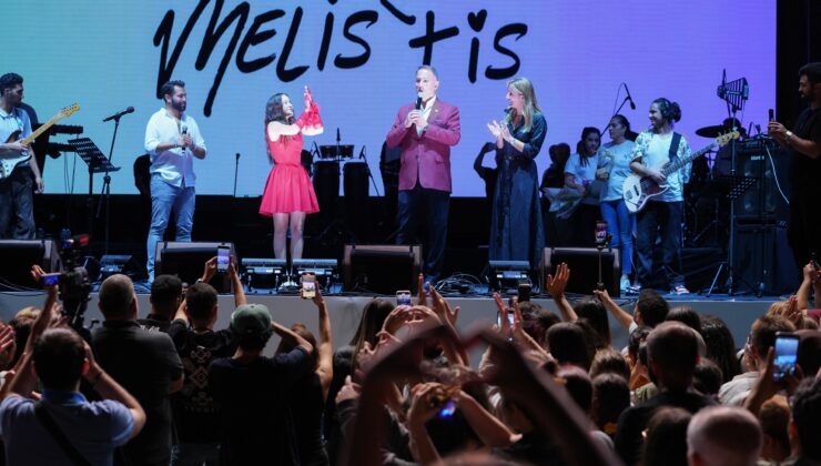 Genç yıldız Melis Fis sevenleriyle Beylikdüzü’nde buluştu