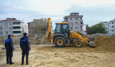 Esenyurt zabıtasından kaçak moloz dökümüne müdahale