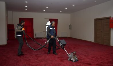 Esenyurt Belediyesi ibadethaneleri dip köşe temizliyor