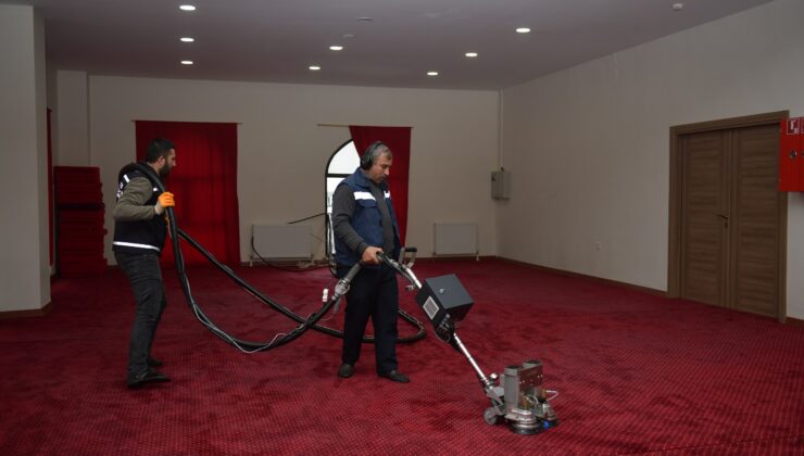 Esenyurt Belediyesi ibadethaneleri dip köşe temizliyor