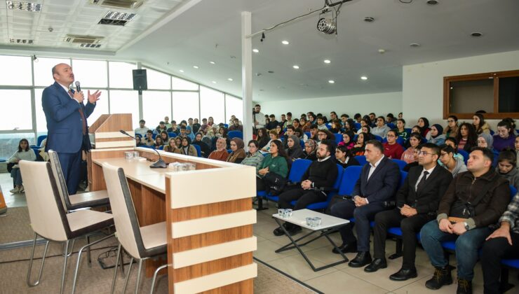 Esenyurt Belediyesi’nden gençlere liseden üniversite yaşamına geçiş semineri