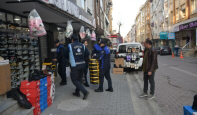 Esenyurt zabıtasından kaldırım işgallerine karşı sıkı denetim