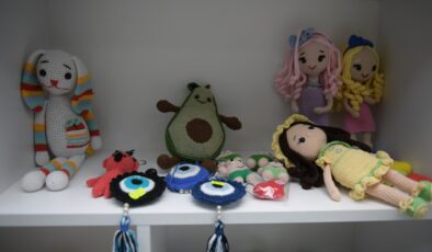 Kadınlar el sanatlarının inceliklerini bu kursta öğreniyor