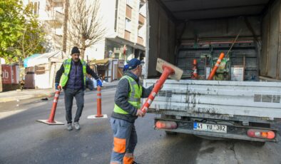 Belediye ekipleri trafiği aksatan dubaları topladı