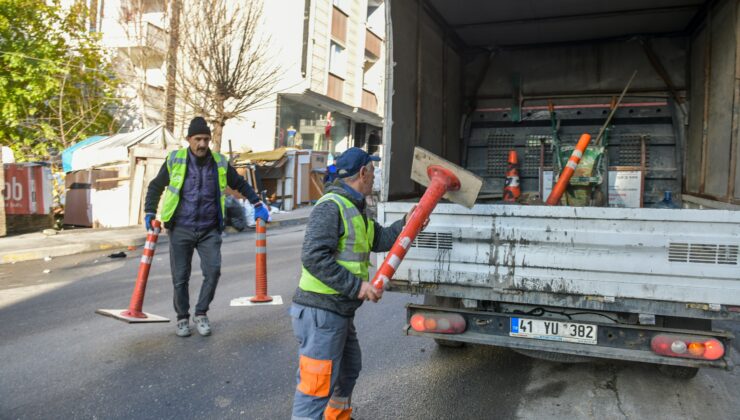 Belediye ekipleri trafiği aksatan dubaları topladı