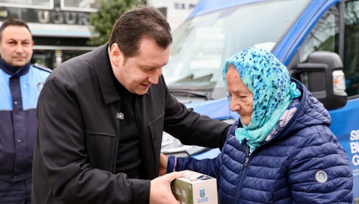 Başkan Balcıoğlu vatandaşlara Kandil Simidi ikram etti