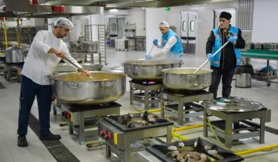 Bu Aşevinde haftanın 5 günü sıcak yemek var