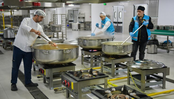 Bu Aşevinde haftanın 5 günü sıcak yemek var