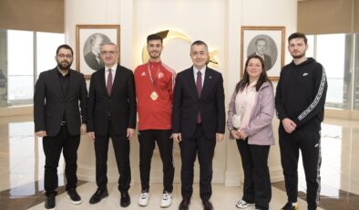 Başkan Vekili Aksoy’dan şampiyon sporculara özel destek