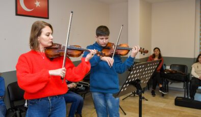 Esenyurtlu gençler müzikle, sanatla gelişiyor