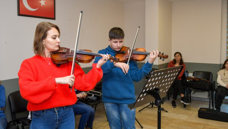 Esenyurtlu gençler müzikle, sanatla gelişiyor