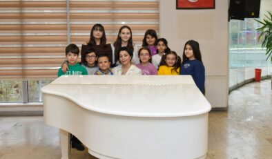 Esenyurt’ta her yaştan vatandaşa piyano eğitimi