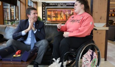 Altın Madalyalı Şampiyonumuz Öznur Cüre’yi Ağırladık