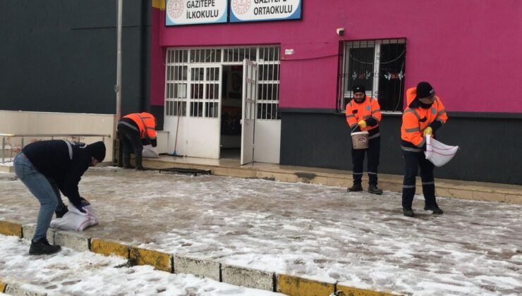 Silivri Belediyesi ekipleri kar ve buzlanmaya karşı sahada