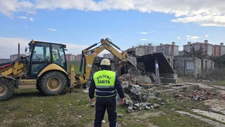 Silivri Belediyesi metruk bina yıkımına devam ediyor