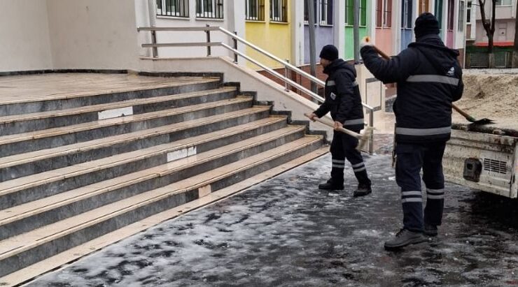 Çatalca’da Karla Mücadele Çalışmaları Aralıksız Devam Ediyor