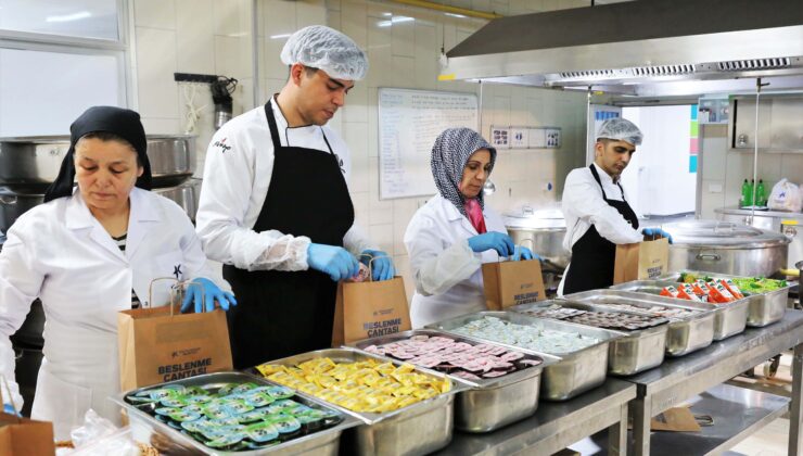 Küçükçekmece Belediyesi’nden ilköğretim öğrencilerine beslenme çantası desteği