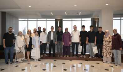 LGS’de Dereceye Giren Öğrencileri Başkan Vekili Aksoy Makamında Ağırladı