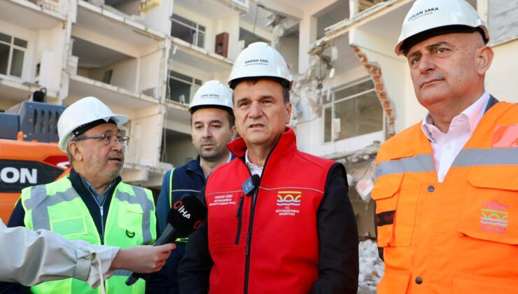 Büyükçekmece’de “çok riskli” statüsündeki bir site daha yıkıldı